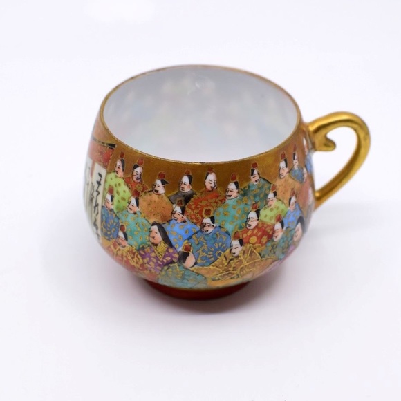 Japanese Kutani Thousand 1000 Faces Japanese Teacup & Saucer on Wood Stand - Picture 4 of 9